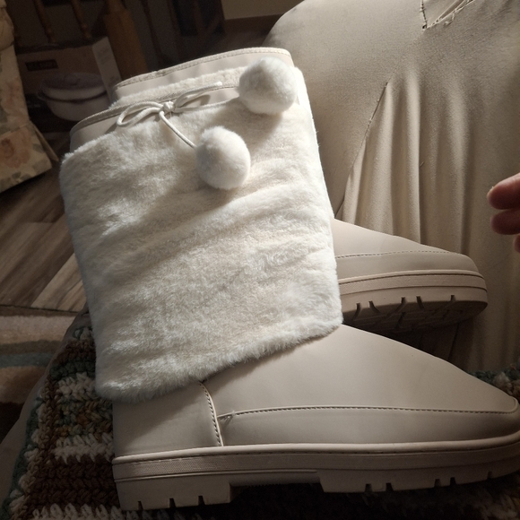 Fuzzy Boots size 9 - Picture 2 of 5